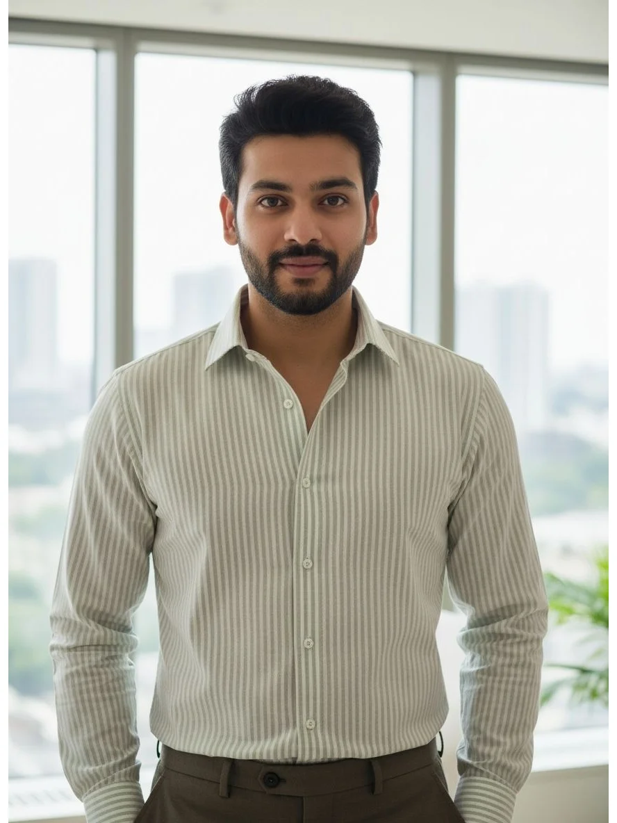 Striped shirt, light beige and white, worn by a model, front view, long sleeves, buttoned up, collar visible