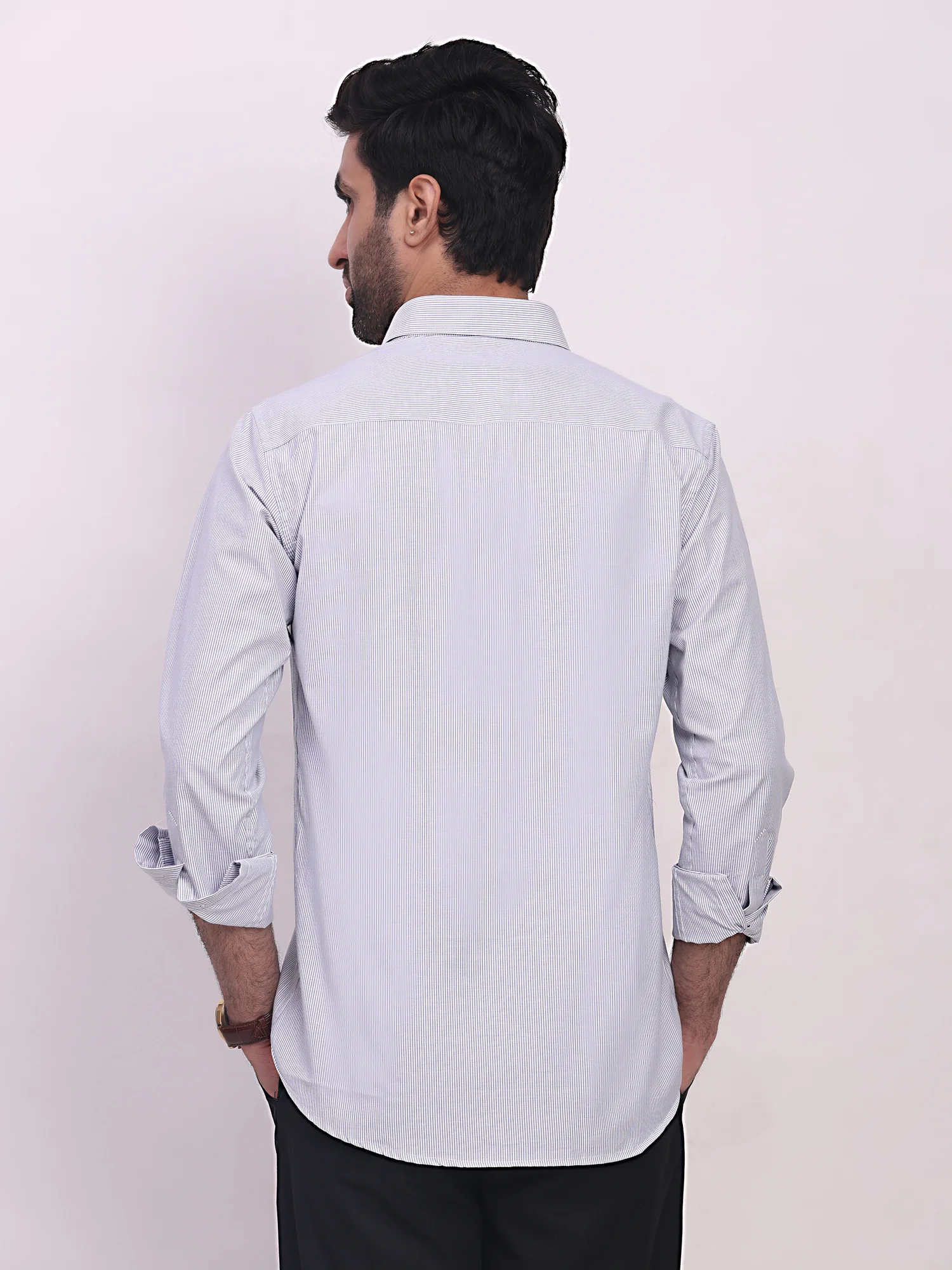 Light blue striped shirt, back view, worn by a model, collar, long sleeves