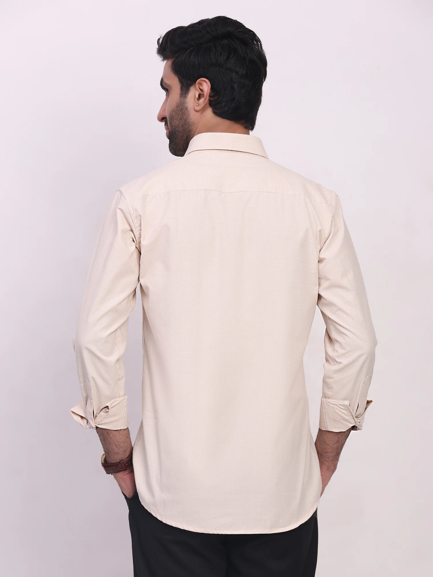 Beige checkered shirt, back view, worn by a model, collar, long sleeves