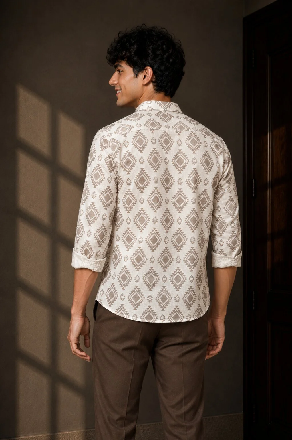 Shirt, off-white and taupe, back view, model, 3/4 sleeves, collar, diamond pattern