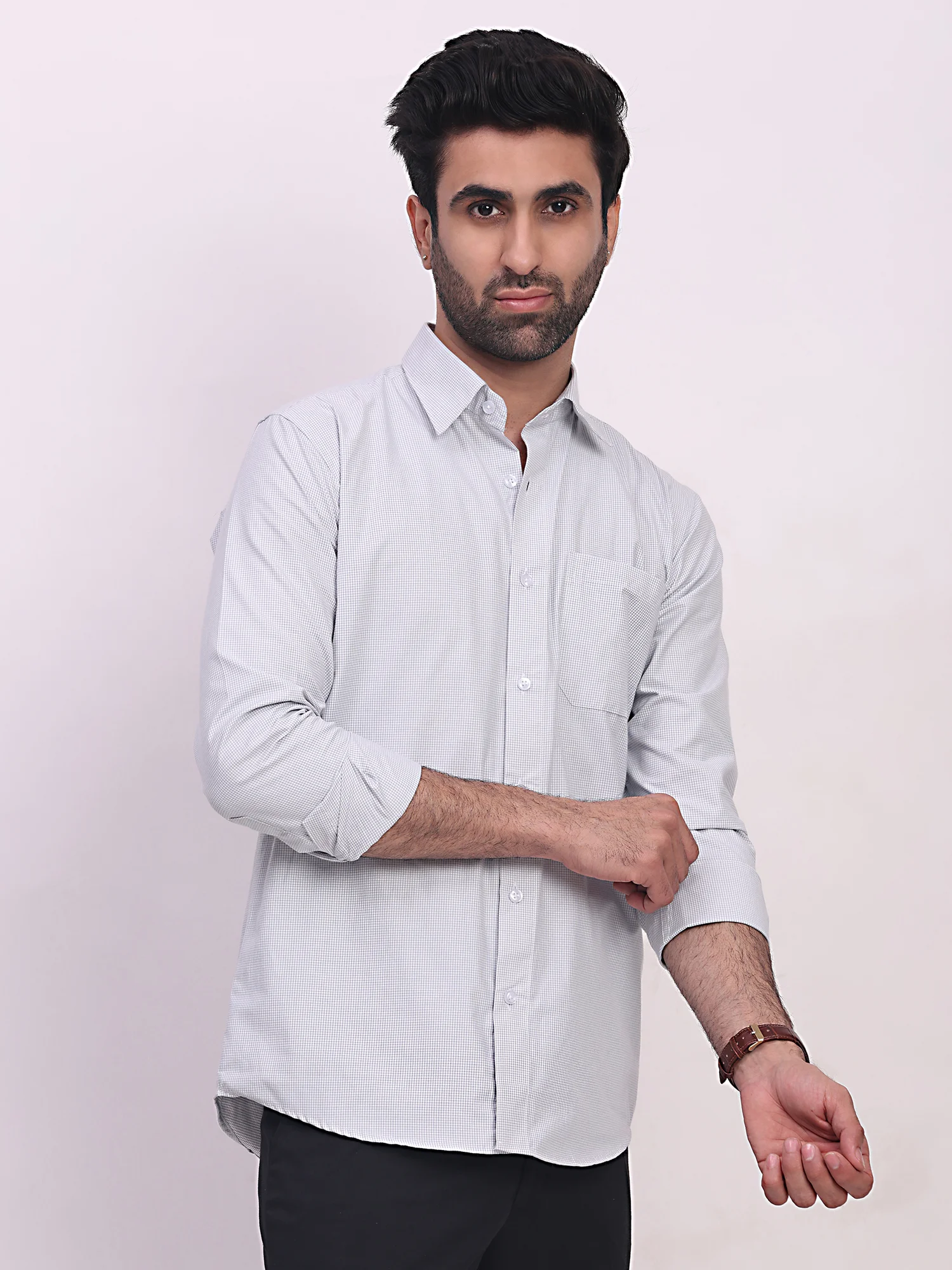 Grey checkered shirt, front view, worn by a model, collar, buttoned, one chest pocket, long sleeves