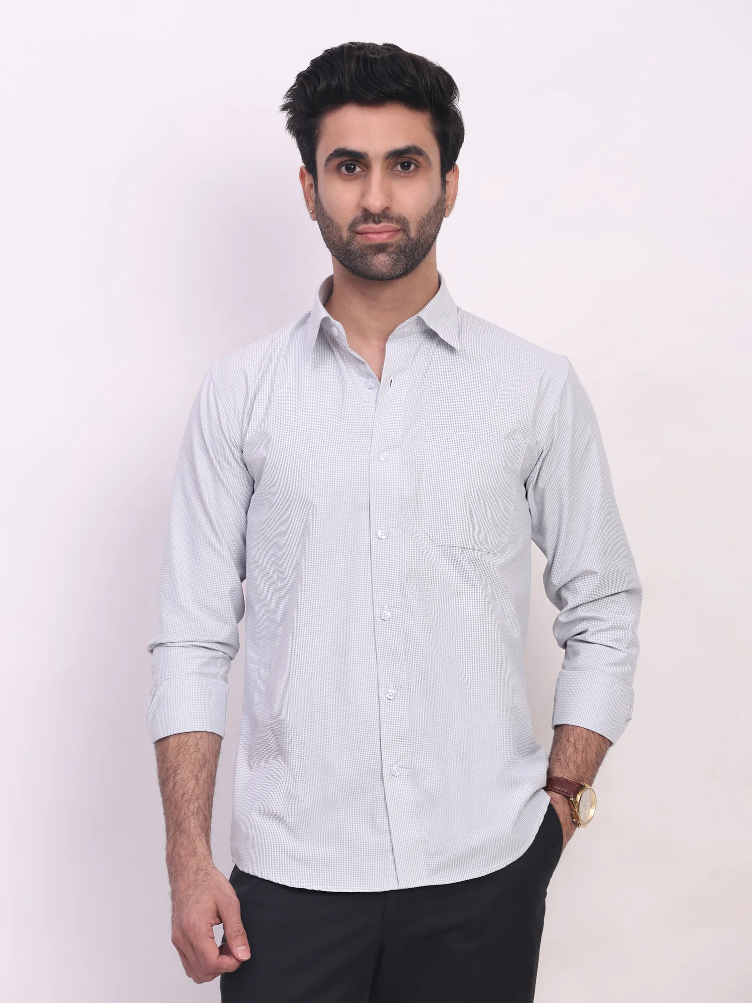 Grey checkered shirt, front view, worn by a model, point collar, long sleeves, buttons, chest pocket