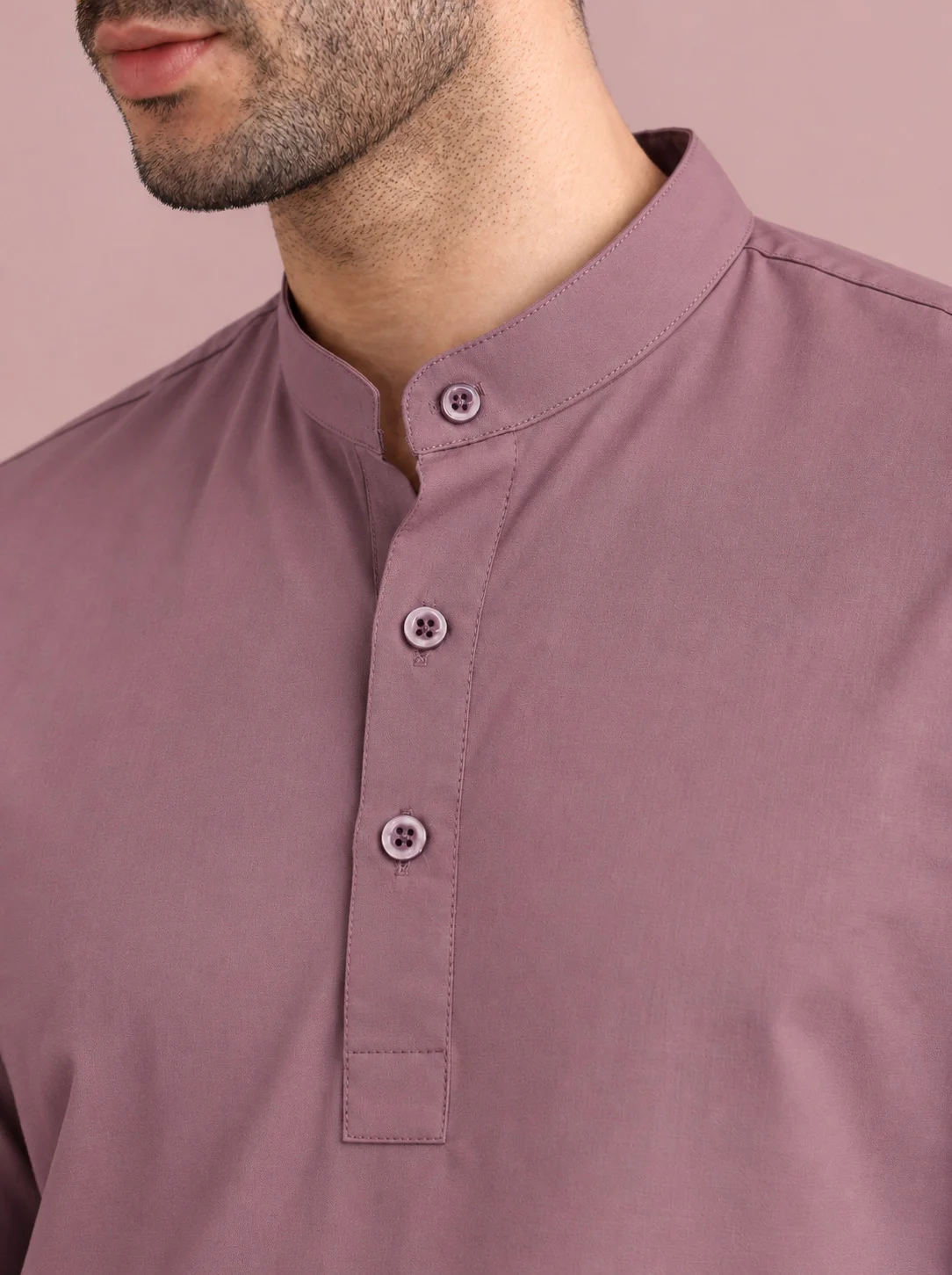 Mauve kurta, mandarin collar, four buttons, worn by a model, close-up
