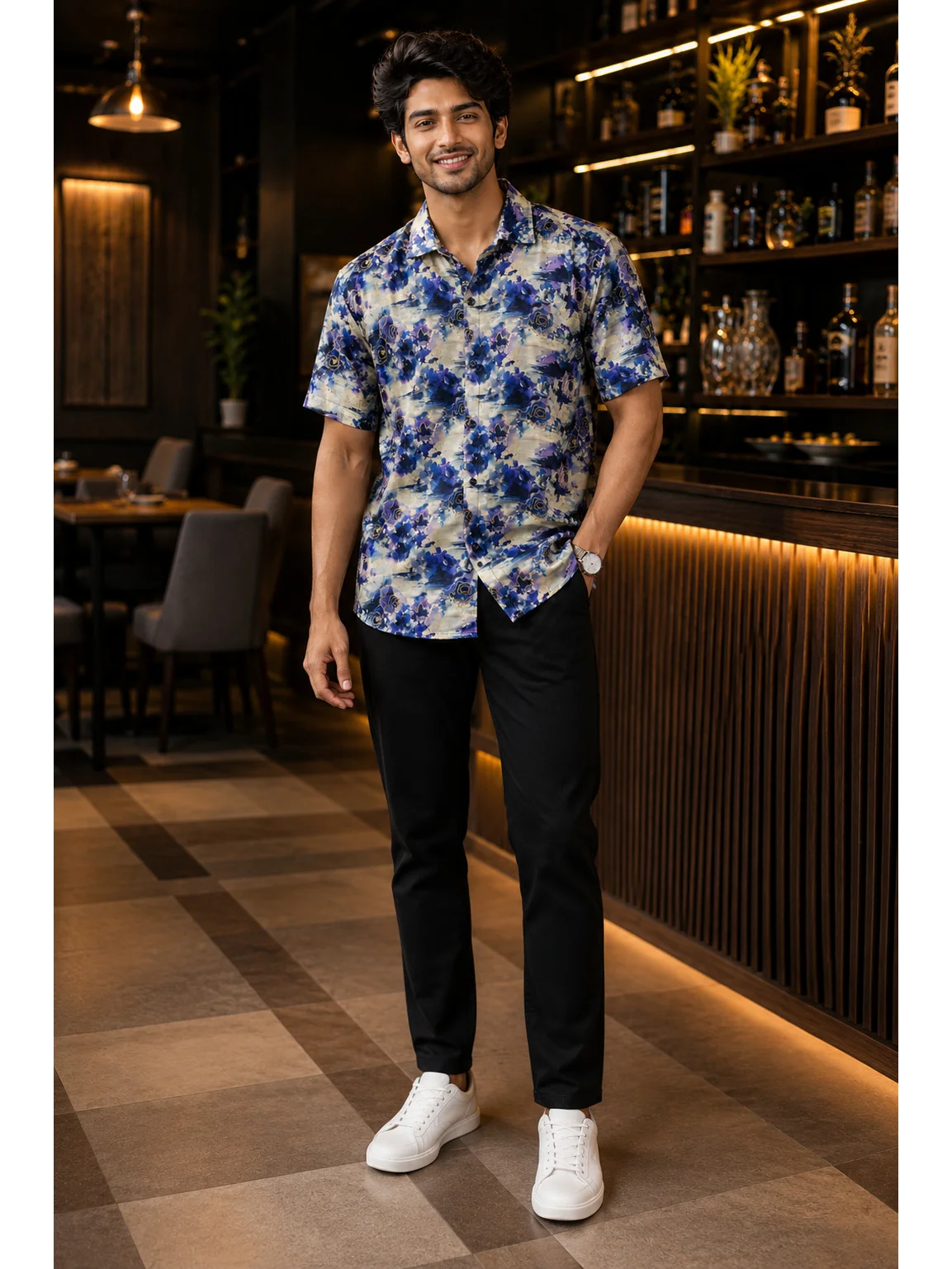 Short-sleeved shirt, blue and grey floral print, collar, buttons, worn by a model