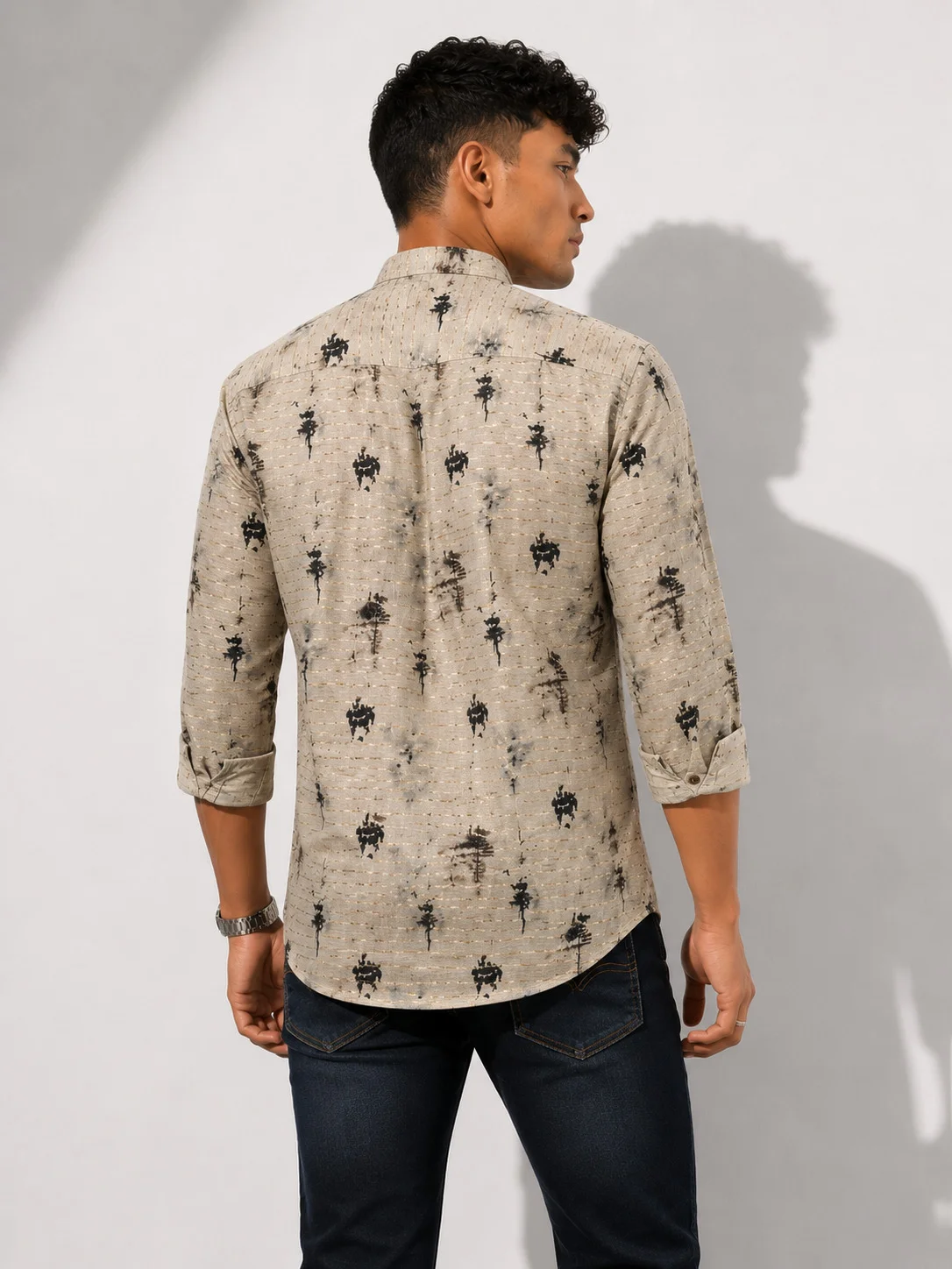 Shirt, beige with black pattern, back view, worn by a model, 3/4 sleeves, collar visible