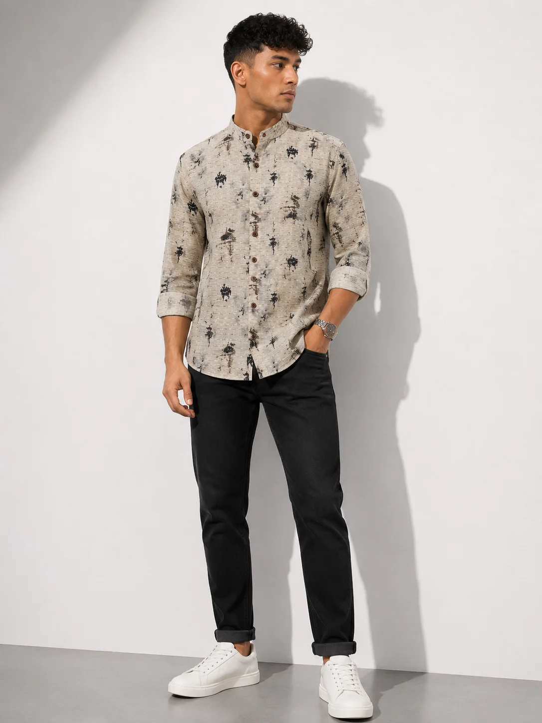 Beige and black patterned shirt, front view, worn by a model, mandarin collar, buttons, 3/4 sleeves