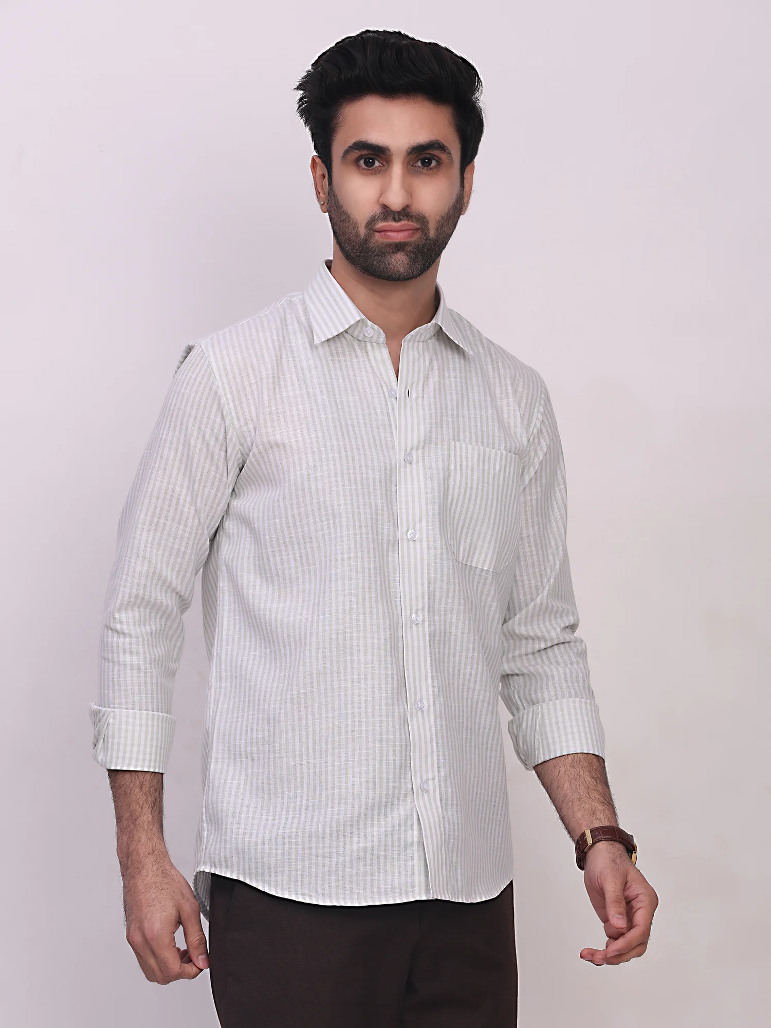 White striped shirt, front view, worn by a model, collar, buttons, cuffs, pocket