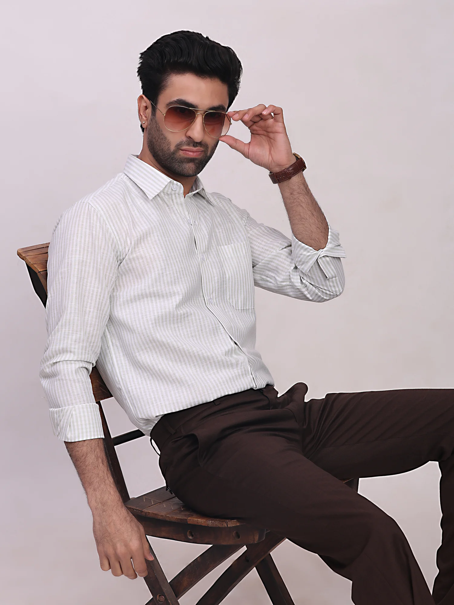 White and light grey striped shirt, front view, worn by a model, collar, long sleeves